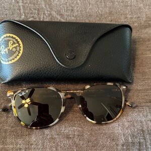 Ray-Ban Tortoiseshell Round Sunglasses with Dark Lenses (polarized)